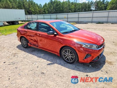 Czwarte zdjęcie samochodu z boku: 2023 KIA FORTE GT LINE VIN:3KPF54AD6PE565116 - miniatura