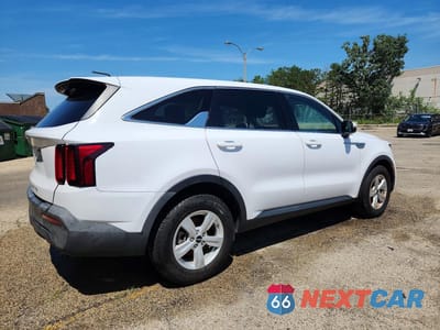 Trzecie zdjęcie samochodu z tyłu: 2022 KIA SORENTO LX VIN:5XYRG4LC3NG110526 - miniatura