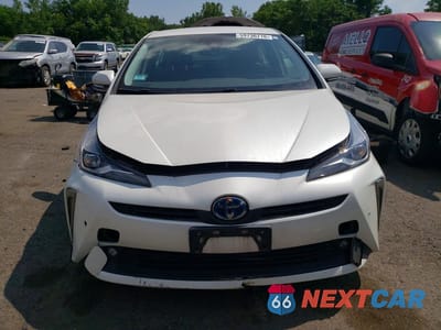 Piąte zdjęcie samochodu w środku: 2019 TOYOTA PRIUS XLE AWD-E VIN:JTDL9RFU7K3009829 - miniatura