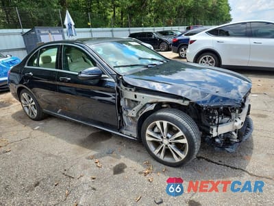 Czwarte zdjęcie samochodu z boku: 2017 MERCEDES-BENZ C 300 VIN:55SWF4JB1HU204222 - miniatura
