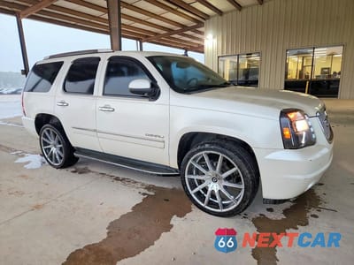Czwarte zdjęcie samochodu z boku: 2011 GMC YUKON DENALI VIN:1GKS1EEF0BR205417 - miniatura
