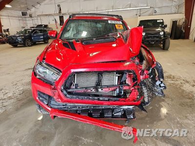 Piąte zdjęcie samochodu w środku: 2017 TOYOTA TACOMA TRD PRO VIN:5TFCZ5AN8HX084663 - miniatura