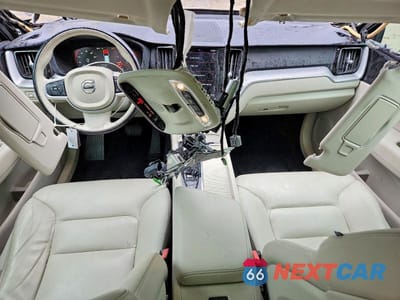 Zdjęcie 8 z 14 samochodu: 2019 VOLVO XC60 T5 VIN:LYV102RK6KB242186 - miniatura