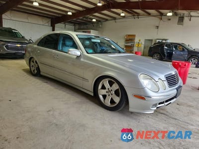 Czwarte zdjęcie samochodu z boku: 2005 MERCEDES-BENZ E 500 4MATIC VIN:WDBUF83J25X187046 - miniatura