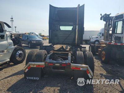 Zdjęcie 6 z 13 samochodu: 2014 VOLVO VNL SEMI TRUCK VIN:4V4NC9EH9EN173286 - miniatura