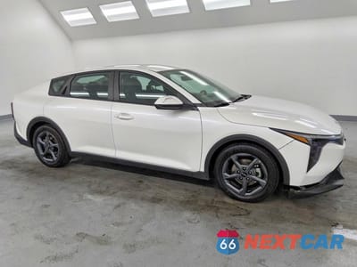 Czwarte zdjęcie samochodu z boku: 2025 KIA K4 LXS VIN:3KPFT4DE1SE084919 - miniatura