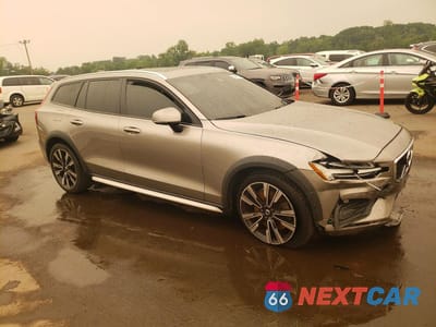 Czwarte zdjęcie samochodu z boku: 2020 VOLVO V60 CROSS COUNTRY T5 MOMENTUM VIN:YV4102WK5L1041566 - miniatura