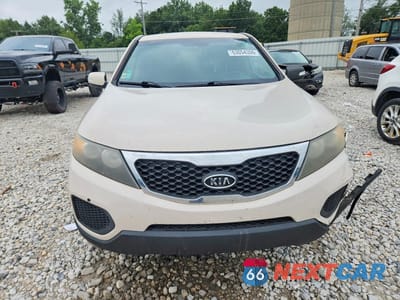 Piąte zdjęcie samochodu w środku: 2011 KIA SORENTO LX VIN:5XYKT3A10BG120726 - miniatura