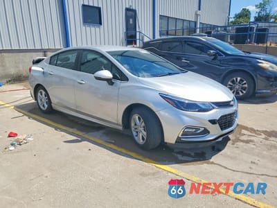 Czwarte zdjęcie samochodu z boku: 2018 CHEVROLET CRUZE LT VIN:1G1BE5SM5J7237219 - miniatura