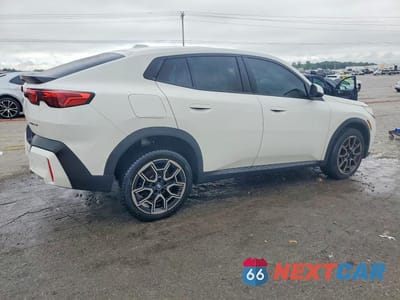 Trzecie zdjęcie samochodu z tyłu: 2024 BMW X2 XDRIVE28I VIN:WBX63GM05R5Y47720 - miniatura
