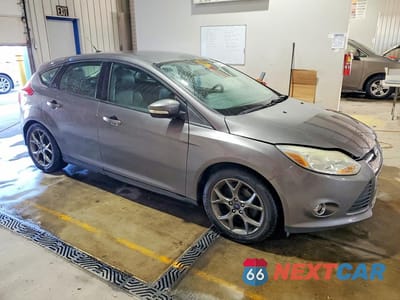 Czwarte zdjęcie samochodu z boku: 2014 FORD FOCUS SE VIN:1FADP3K28EL279495 - miniatura