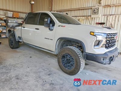 Czwarte zdjęcie samochodu z boku: 2026 CHEVROLET SILVERADO K2500 ZR2 VIN:1GC4KYEY9TF229450 - miniatura