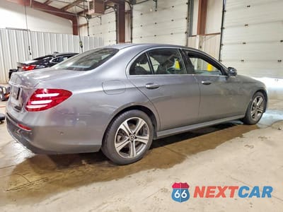 Trzecie zdjęcie samochodu z tyłu: 2019 MERCEDES-BENZ E 300 4MATIC VIN:WDDZF4KB7KA688738 - miniatura
