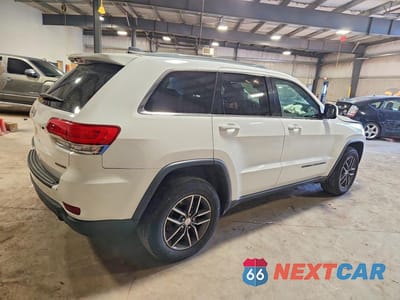 Trzecie zdjęcie samochodu z tyłu: 2018 JEEP GRAND CHEROKEE LAREDO VIN:1C4RJFAG8JC297103 - miniatura