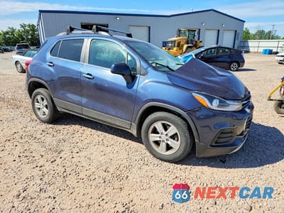 Czwarte zdjęcie samochodu z boku: 2018 CHEVROLET TRAX 1LT VIN:3GNCJPSB5JL417319 - miniatura