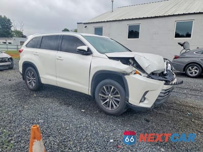 Czwarte zdjęcie samochodu z boku: 2018 TOYOTA HIGHLANDER XLE VIN:5TDJZRFHXJS822587 - miniatura