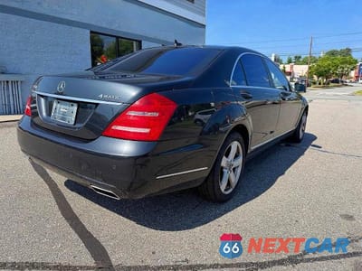Czwarte zdjęcie samochodu z boku: 2012 MERCEDES-BENZ S 550 4MATIC VIN:WDDNG9EB5CA490925 - miniatura
