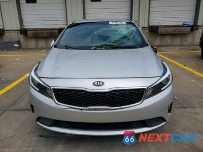 Piąte zdjęcie samochodu w środku: 2017 KIA FORTE LX VIN:3KPFL4A7XHE095237 - miniatura