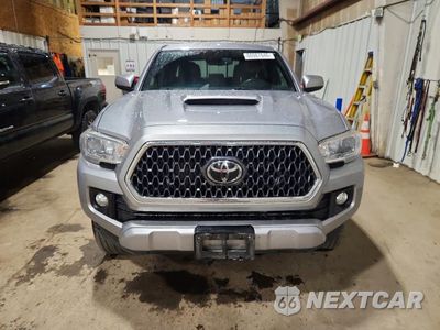 Piąte zdjęcie samochodu w środku: 2018 TOYOTA TACOMA TRD SPORT VIN:5TFCZ5AN0JX142867 - miniatura