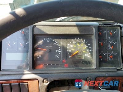 Zdjęcie 9 z 12 samochodu: 2002 VOLVO VHD VIN:4V5K99UF32N310912 - miniatura