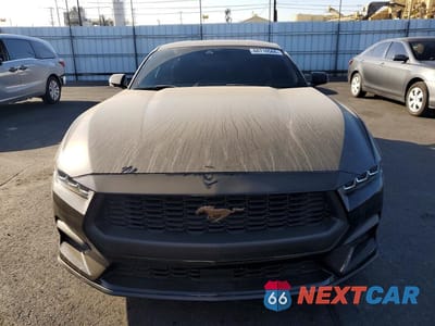 Piąte zdjęcie samochodu w środku: 2024 FORD MUSTANG VIN:1FA6P8TH4R5137924 - miniatura