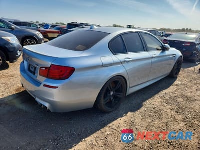 Trzecie zdjęcie samochodu z tyłu: 2013 BMW M5 VIN:WBSFV9C59DD097018 - miniatura