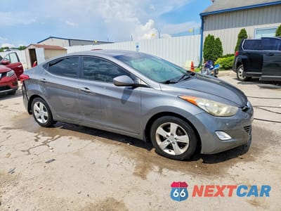 Czwarte zdjęcie samochodu z boku: 2013 HYUNDAI ELANTRA GLS VIN:5NPDH4AE0DH256000 - miniatura