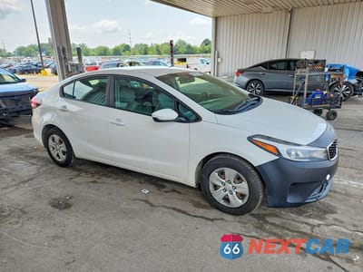 Czwarte zdjęcie samochodu z boku: 2017 KIA FORTE LX VIN:3KPFK4A79HE069764 - miniatura
