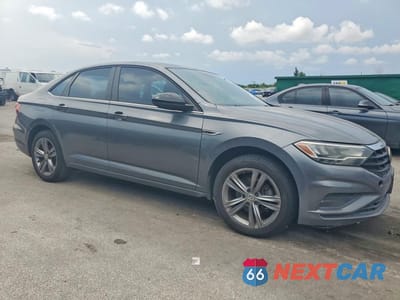 Czwarte zdjęcie samochodu z boku: 2019 VOLKSWAGEN JETTA S VIN:3VWC57BUXKM081531 - miniatura