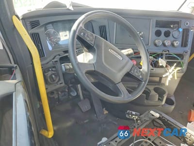 Zdjęcie 8 z 12 samochodu: 2023 FREIGHTLINER CASCADIA 116 SEMI TRUCK VIN:1FUJHTDV4PLNY5039 - miniatura