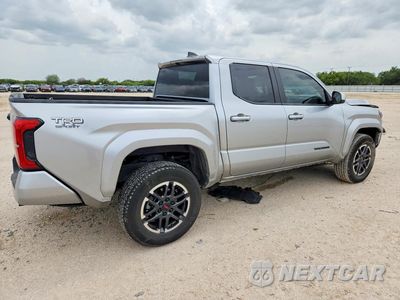 Trzecie zdjęcie samochodu z tyłu: 2024 TOYOTA TACOMA TRD SPORT VIN:3TMKB5FN7RM000302 - miniatura