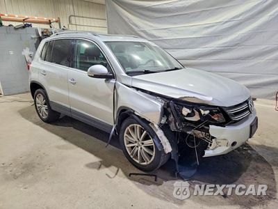 Czwarte zdjęcie samochodu z boku: 2016 VOLKSWAGEN TIGUAN S VIN:WVGBV7AXXGW523401 - miniatura