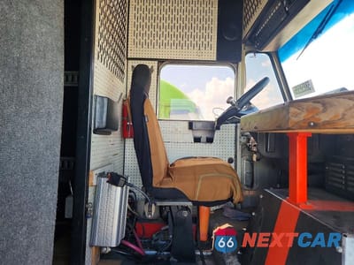 Piąte zdjęcie samochodu w środku: 2004 FREIGHTLINER MT45 CHASSIS DELIVERY TRUCK VIN:4UZAAPBW94CN78643 - miniatura