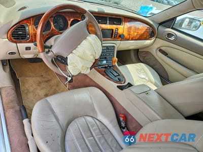 Zdjęcie 8 z 12 samochodu: 2001 JAGUAR XK8 VIN:SAJDA42C41NA19401 - miniatura
