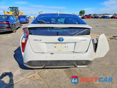 Zdjęcie 6 z 13 samochodu: 2016 TOYOTA PRIUS FOUR TOURING VIN:JTDKARFU0G3008516 - miniatura