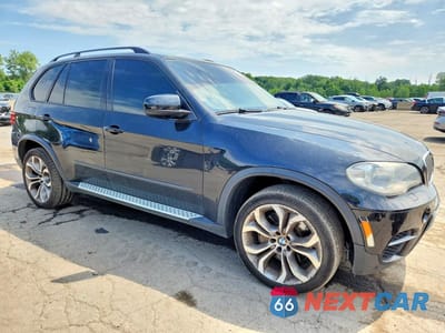 Czwarte zdjęcie samochodu z boku: 2013 BMW X5 XDRIVE50I VIN:5UXZV8C55D0C15993 - miniatura