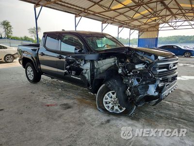 Czwarte zdjęcie samochodu z boku: 2025 TOYOTA TACOMA SR5 VIN:3TYKB5FN0ST019686 - miniatura