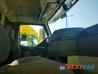 Piąte zdjęcie samochodu w środku: 2018 VOLVO VNL SEMI TRUCK VIN:4V4NC9EH5JN996324 - miniatura