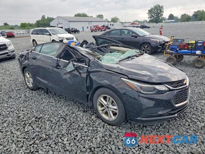 Czwarte zdjęcie samochodu z boku: 2017 CHEVROLET CRUZE LT VIN:1G1BE5SM5H7151984 - miniatura