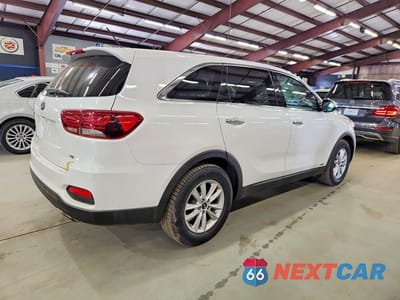 Trzecie zdjęcie samochodu z tyłu: 2019 KIA SORENTO LX V6 VIN:5XYPGDA53KG448743 - miniatura