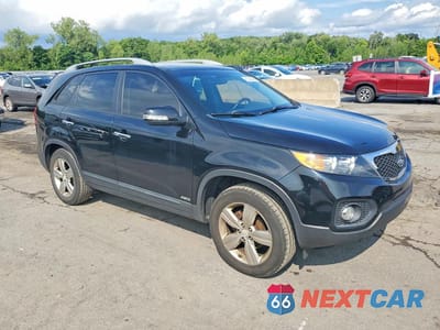 Czwarte zdjęcie samochodu z boku: 2013 KIA SORENTO EX VIN:5XYKUDA25DG412760 - miniatura