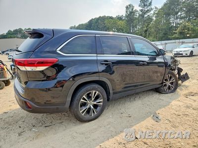 Trzecie zdjęcie samochodu z tyłu: 2019 TOYOTA HIGHLANDER LE VIN:5TDZARFH6KS049418 - miniatura