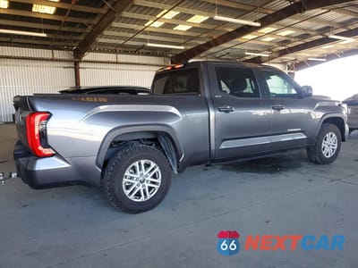 Trzecie zdjęcie samochodu z tyłu: 2024 TOYOTA TUNDRA CREWMAX SR5 VIN:5TFLA5EC1RX032034 - miniatura