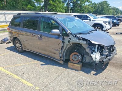 Czwarte zdjęcie samochodu z boku: 2018 TOYOTA SIENNA XLE 8-PASSENGER VIN:5TDYZ3DC8JS917829 - miniatura