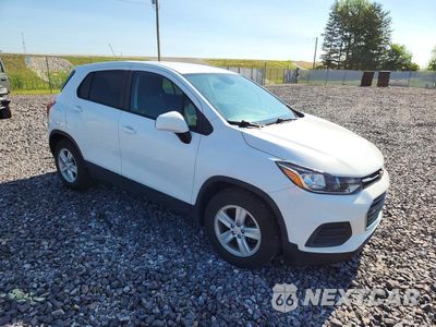 Czwarte zdjęcie samochodu z boku: 2020 CHEVROLET TRAX LS VIN:KL7CJKSB2LB057617 - miniatura
