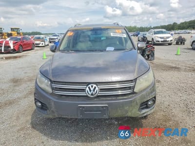 Piąte zdjęcie samochodu w środku: 2012 VOLKSWAGEN TIGUAN S VIN:WVGAV7AX0CW003956 - miniatura