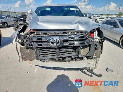 Piąte zdjęcie samochodu w środku: 2023 TOYOTA TUNDRA PLATINUM VIN:5TFNA5EC5PX018241 - miniatura