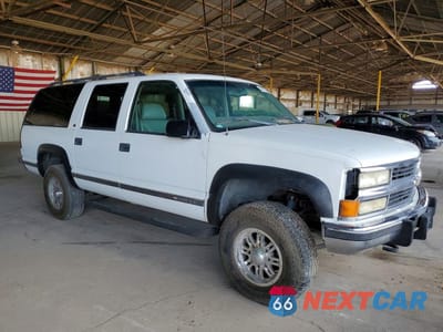 Czwarte zdjęcie samochodu z boku: 1999 CHEVROLET SUBURBAN K2500 VIN:3GNGK26F7XG106751 - miniatura
