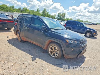 Czwarte zdjęcie samochodu z boku: 2025 JEEP COMPASS LATITUDE VIN:3C4NJDBN2ST587780 - miniatura