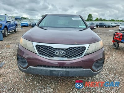 Piąte zdjęcie samochodu w środku: 2013 KIA SORENTO LX VIN:5XYKTCA64DG311726 - miniatura